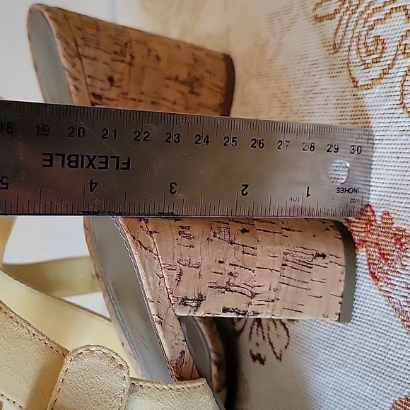 Great Condition Worthington Womens Soft Yellow Suede sandal heel shoes - Picture 5 of 7